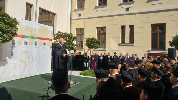 Az egybegyűlteket köszönti Bogárdi Szabó István püspök