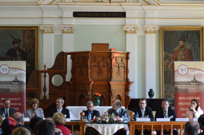 A kárpát-medencei toeológiai intézmények képviselői a kerekasztal beszélgetés résztvevői