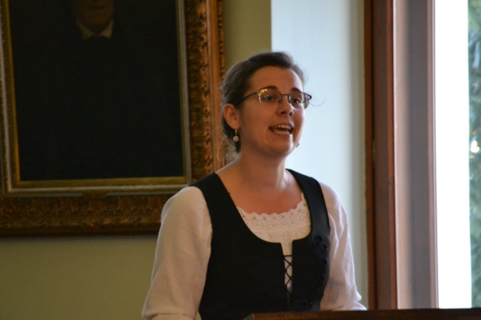 A kibúcsúzó magiszteris hallgatók nevében Tőtős Emese Brigitta mond beszédet