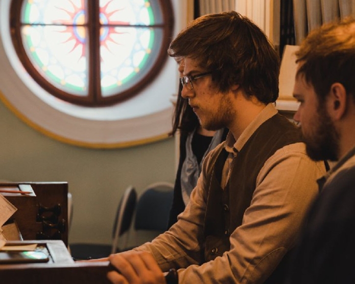 Sógor Sámuel orgonán játszik