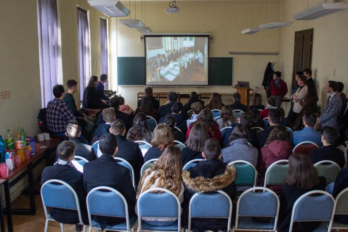 Érdeklődő diákok közösen nézik meg a KPTI ismertető rövidfilmjét