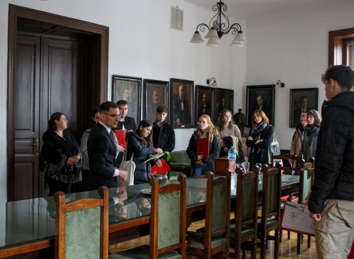 A látogatók a Tanácstermet veszik szemügyre