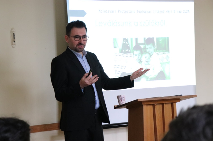 Simon János próbaórát tart