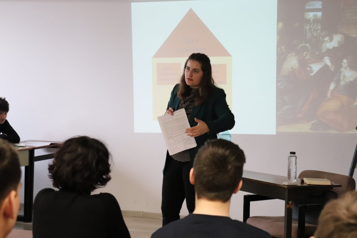 Éles Éva próbaórát tart