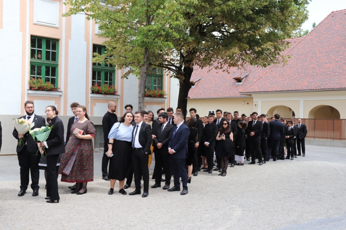 Gyülekezés a Farkas utcai templom előtt