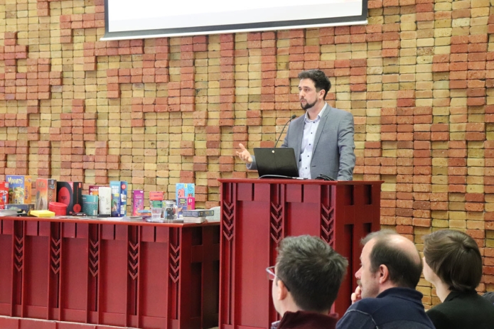 Lukács Vilmos István a társasjátékok a gyülekezetépítésben témakörben tart előadást