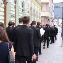 Vonulás a ballagási istentiszteletre