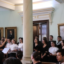 A kórus Sikó Boglárka vezetésével énekli a Gaudeamust